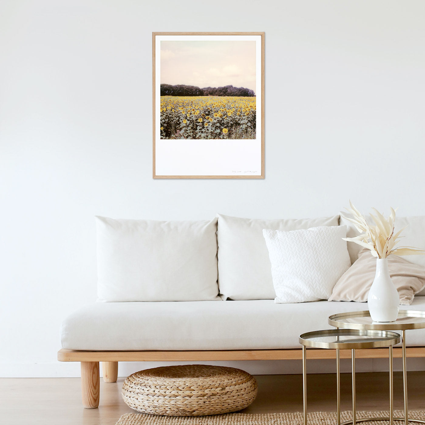 deco-home-sunflower-frame-living-room-inspiration-photo