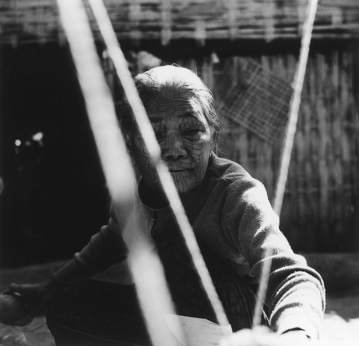 Photo noir et blanc femme tattouée Myanmar art 